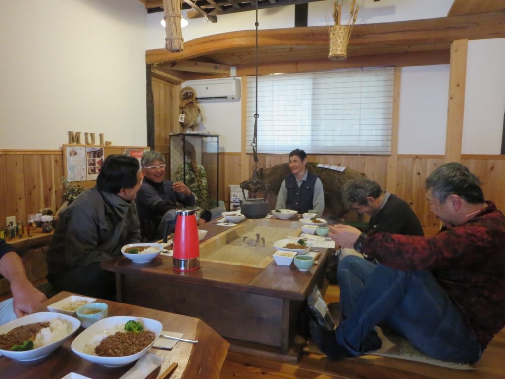 昼食を兼ねた交流会で談笑する応援隊と北小田町の方